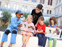 Kinder vor dem Rathaus